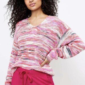 Pink and white striped sweater with a V-neckline #striped #knitwear lou&grey for